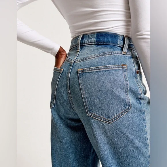Abercrombie & Fitch Ultra High Rise 90s Straight Jeans – Medium Wash (31 / 12X) - Picture 2 of 10